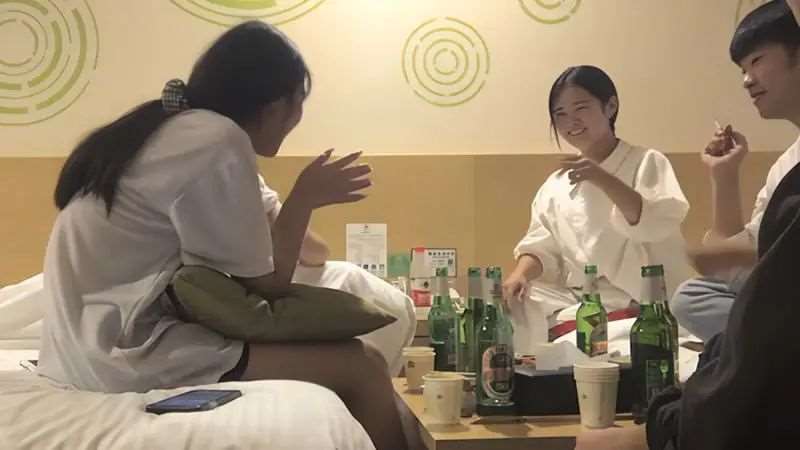 打入某学校女生寝室，一起来酒店喝酒聊天，留下小美女激情干炮